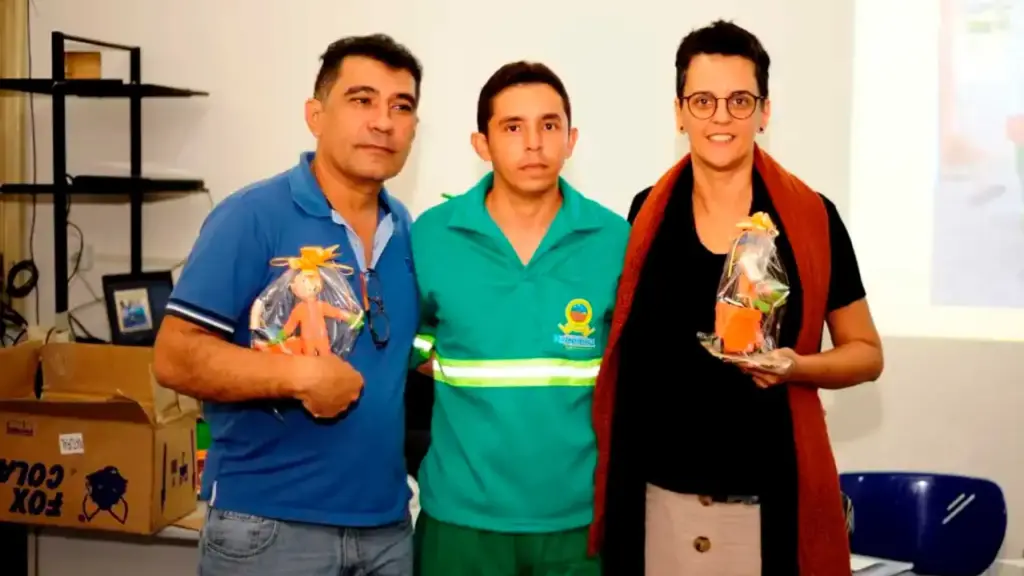 Aos 31 anos, gari concursado que estudava no horário de almoço e à noite após o trabalho entra na UEPB, deixa para trás o receio de mostrar a profissão, defende o TCC vestido com a própria farda e tira nota 10 ao pesquisar a invisibilidade dos colegas da limpeza pública Aos 31 anos, gari concursado que estudava no horário de almoço e à noite após o trabalho entra na UEPB, deixa para trás o receio de mostrar a profissão, defende o TCC vestido com a própria farda e tira nota 10 ao pesquisar a invisibilidade dos colegas da limpeza pública