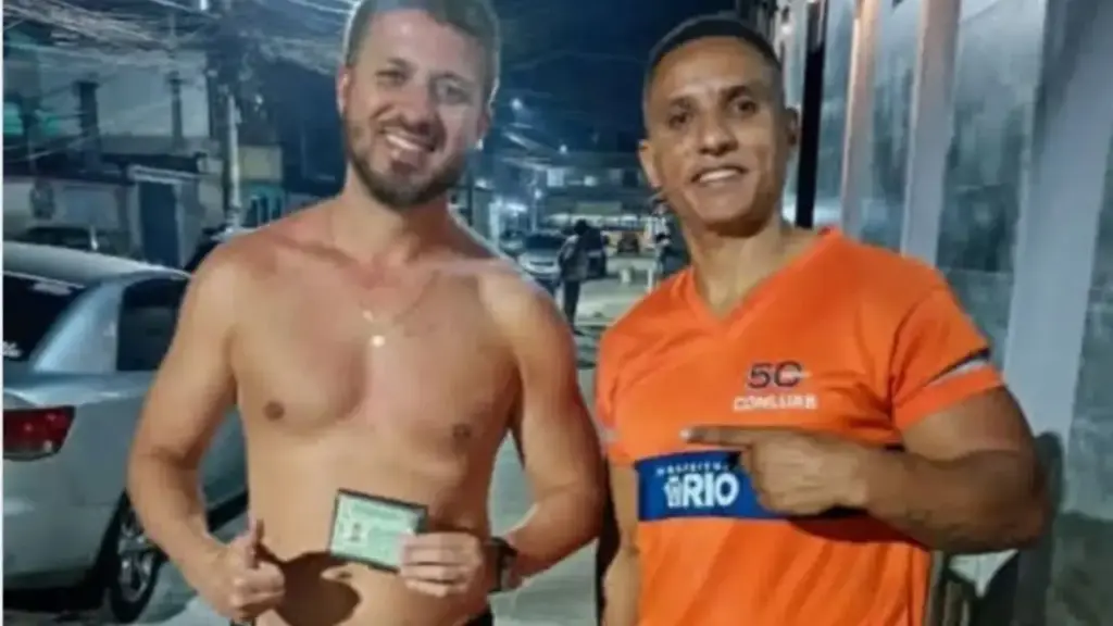 Gari encontrou uma bolsinha com notas de R$ 100, documentos, cartão de crédito, carregador e óculos durante a coleta no Rio; em vez de seguir o serviço, viu o nome do dono na identidade e bateu de porta em porta em Realengo até devolver tudo pessoalmente