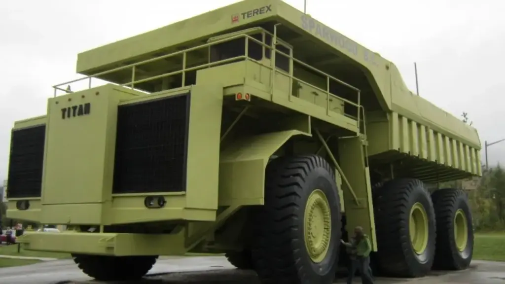General Motors construiu em 1973 um caminhão de mineração com 20 metros, motor V16 de 3.300 cv e capacidade para transportar 320 toneladas, criou apenas um exemplar e manteve o Terex Titan como o maior do mundo por 25 anos, mas a queda do mercado impediu a produção e transformou o gigante em atração turística no Canadá
