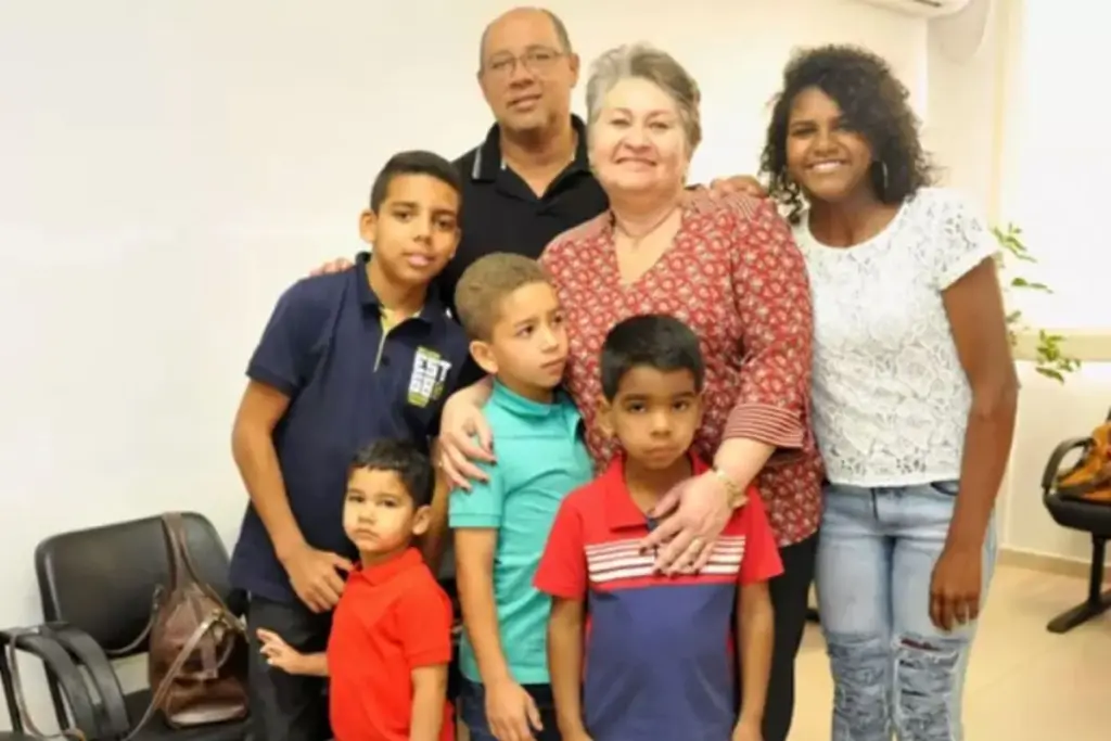 Gestora social que trabalhava em abrigo viu cinco irmãos prestes a serem separados, conversou com o marido aposentado, acolheu todos juntos, mudou de casa e carro e depois reuniu uma sexta irmã à família para preservar os vínculos entre eles