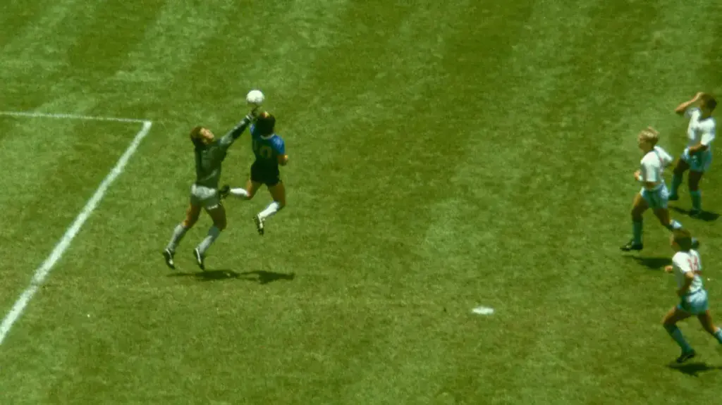 Bola do gol de mão de Maradona na Copa de 1986 é leiloada por R$ 17 mi Bola do gol de mão de Maradona na Copa de 1986 é leiloada por R$ 17 mi