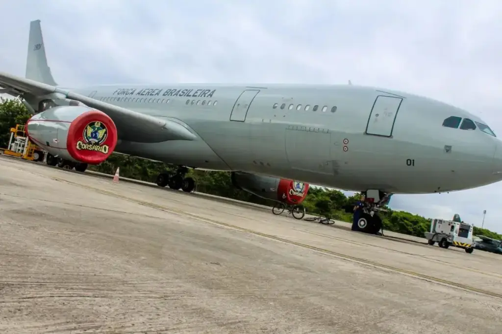 Força Aérea Brasileira coloca KC-30 no ar por 18 horas e 45 minutos entre Índia e Brasília, sem escala, e quebra o próprio recorde após planejamento detalhado de combustível e desempenho, superando voo de 18h30 que havia estabelecido a maior marca apenas no ano anterior