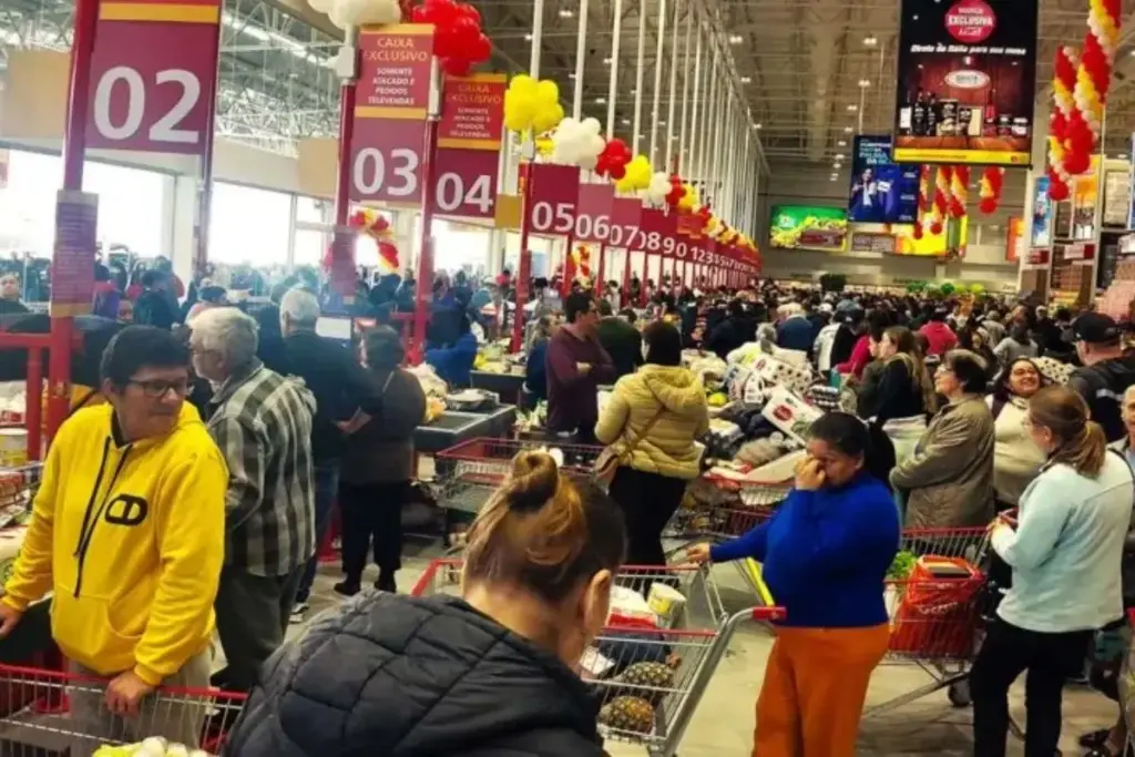 Gigantes do varejo abandonam escala 6×1, reorganizam jornada para cinco dias de trabalho e dois de descanso e já alcançam dezenas de milhares de funcionários, enquanto supermercados também testam modelo sem reduzir, por enquanto, as 44 horas semanais