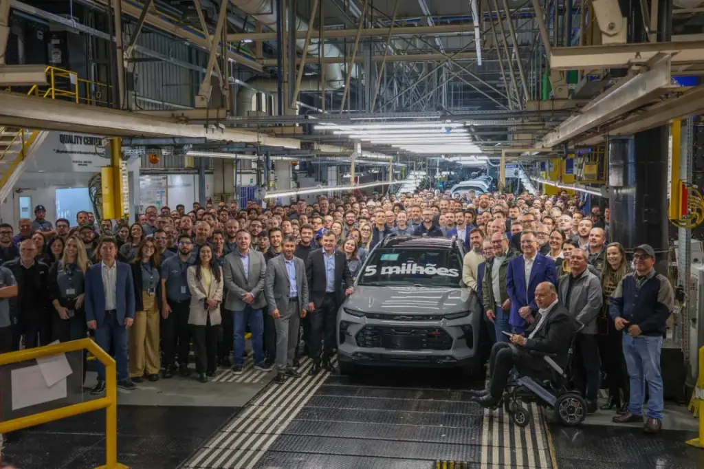 Por 26 anos, uma fábrica gaúcha colocou Celta e Onix nas ruas, marcou gerações de motoristas e produziu 5 milhões de carros, mas agora se prepara para deixar essa história para trás e abrir uma nova era com o Sonic Por 26 anos, uma fábrica gaúcha colocou Celta e Onix nas ruas, marcou gerações de motoristas e produziu 5 milhões de carros, mas agora se prepara para deixar essa história para trás e abrir uma nova era com o Sonic