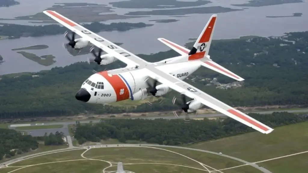 Guarda Costeira dos EUA pega um C-130J de transporte, instala radar de 360 graus, câmeras e sistemas de inteligência e transforma o gigante com mais de 20 horas de autonomia em uma aeronave capaz de vigiar grandes áreas do oceano, rastrear embarcações e coordenar operações de busca, fronteira e combate ao tráfico
