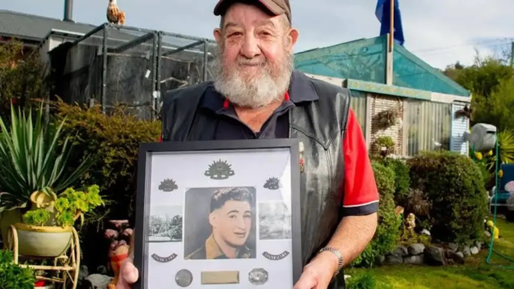 Homem usa detector de metais, encontra identificação perdida por soldado australiano há mais de 80 anos, procura a família e devolve a peça ao filho de 74 anos