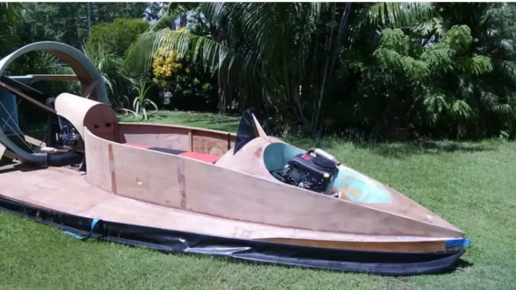 Homem construiu sozinho em 11 meses um aerobarco de fibra de vidro no carport de casa, transformou desenhos técnicos em uma embarcação capaz de deslizar em alta velocidade sobre a água e chamou tanta atenção em Darwin que o vídeo dos testes ultrapassou 939 mil visualizações