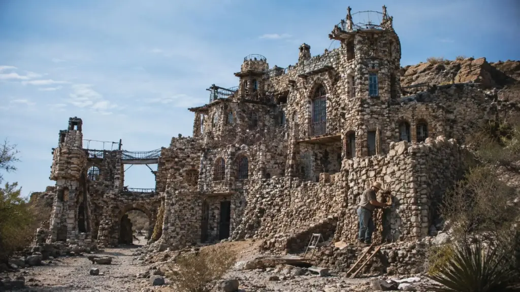 Homem descobriu que tinha tuberculose, sumiu de casa e passou 15 anos no deserto do Arizona erguendo em segredo um castelo de sucata para a filha, que só soube da existência da obra depois de o pai morrer e recebeu de herança 18 cômodos