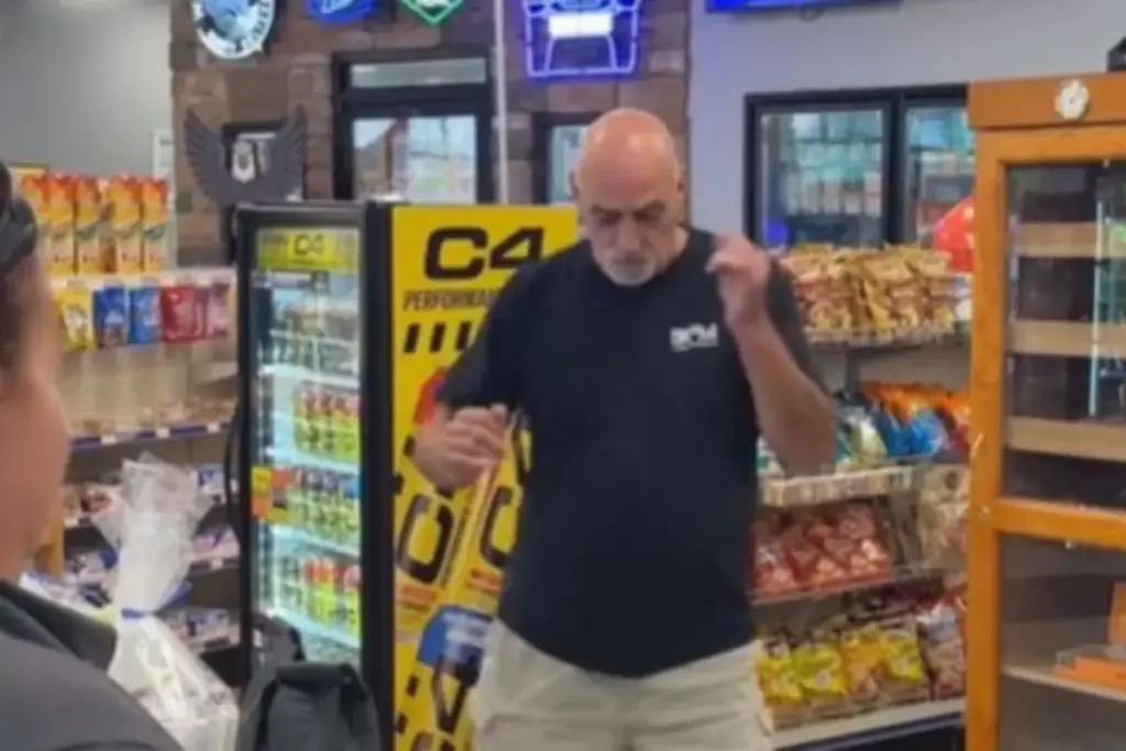 Homem entrou no posto só para comprar café, viu no caixa que quem dançasse levava 20% de desconto e o passo que ele inventou na frente da gerente parou milhares de pessoas na internet Homem entrou no posto só para comprar café, viu no caixa que quem dançasse levava 20% de desconto e o passo que ele inventou na frente da gerente parou milhares de pessoas na internet