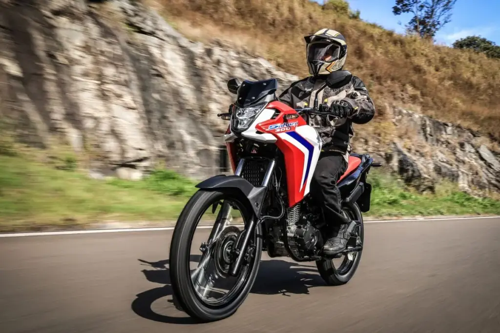 Honda enfia 25,2 cv, câmbio de seis marchas, controle de tração e farol full LED numa trail flex a partir de R$ 31.855 que promete encarar cidade e estrada sem virar big trail