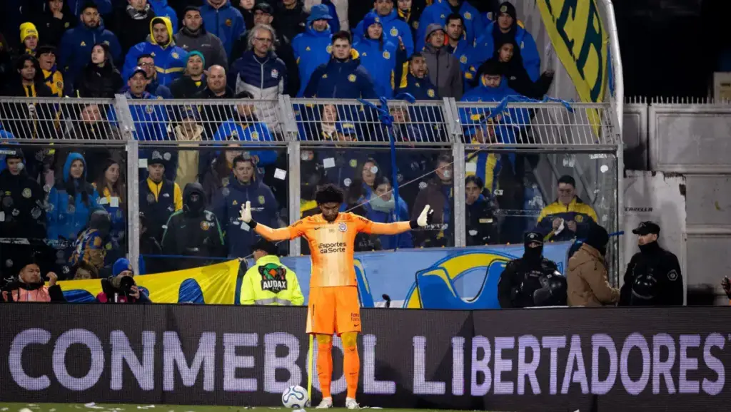 Rosario Central rebate Hugo Souza e acusa torcida do Corinthians de racismo