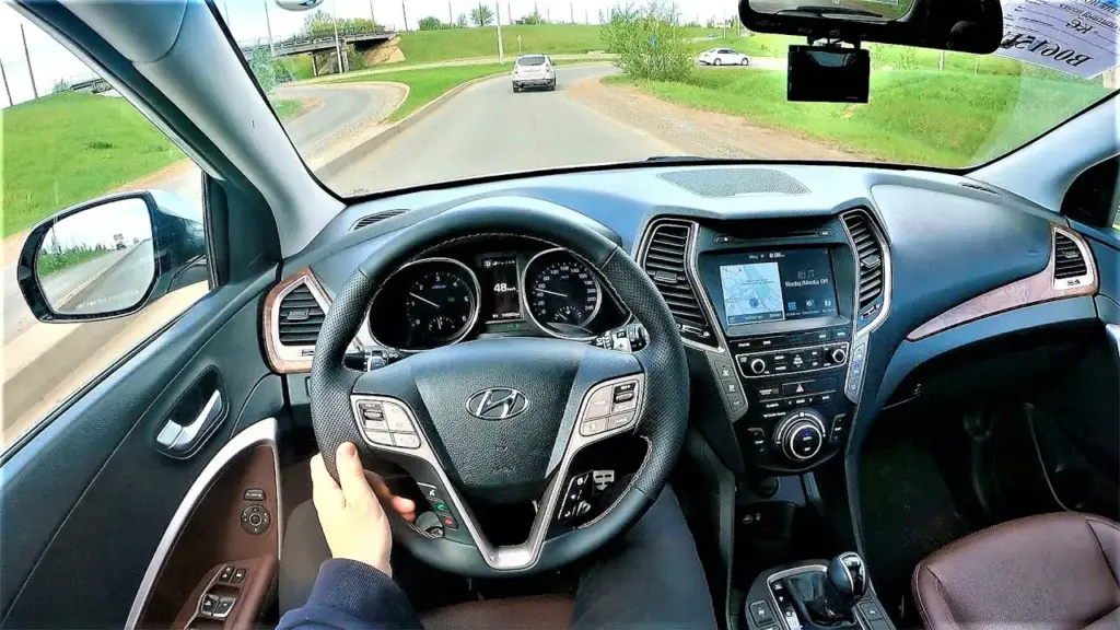 Custando menos que um Chevrolet Onix 0 km: com sete lugares, motor V6 3.3 de 270 cv, tração 4×4 e câmbio automático, o Hyundai Santa Fe 2016 entrega quase 4,70 metros de SUV grande por cerca de R$ 91 mil
