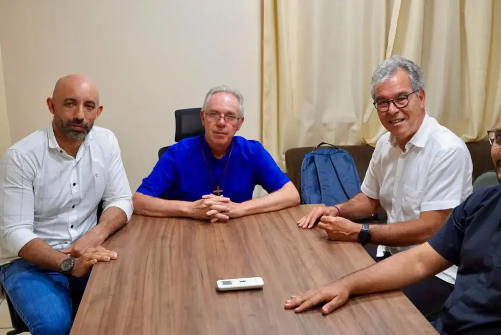 Jorge Viana visita Dom Antônio Fontenele e reforça compromisso de trabalhar pelo Acre em diálogo com instituições e lideranças religiosas