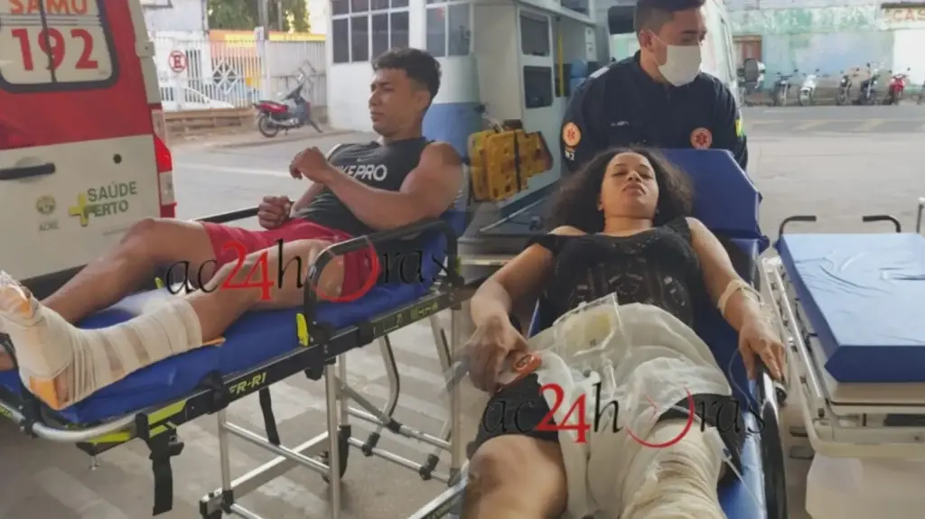 Acidente entre carro e moto deixa casal com fraturas na BR-364, em Senador Guiomard