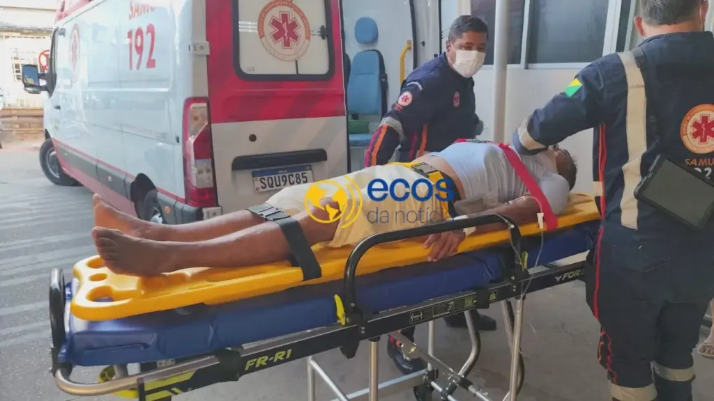 Homem adormece enquanto pilotava, bate em carro e sofre fraturas em Rio Branco