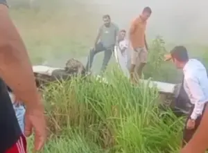 Motorista perde controle e carro cai em ribanceira na BR-364 Motorista perde controle e carro cai em ribanceira na BR-364