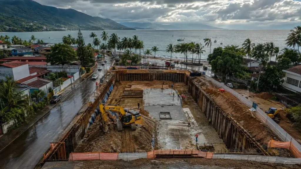 Ilhabela escava piscinão quase no nível do mar para guardar chuva e bombear água quando a maré elevada trava a drenagem dos bairros