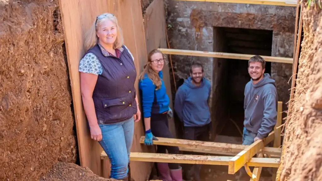 Casal compra uma casa numa ilha britânica sem saber o que existia sob o piso e, após receber uma pista de uma antiga moradora, retira cerca de 100 toneladas de terra, desce quase 8 metros e encontra um bunker alemão da Segunda Guerra com dois salões, corredor, saída de emergência e um aviso ainda escrito na parede Casal compra uma casa numa ilha britânica sem saber o que existia sob o piso e, após receber uma pista de uma antiga moradora, retira cerca de 100 toneladas de terra, desce quase 8 metros e encontra um bunker alemão da Segunda Guerra com dois salões, corredor, saída de emergência e um aviso ainda escrito na parede