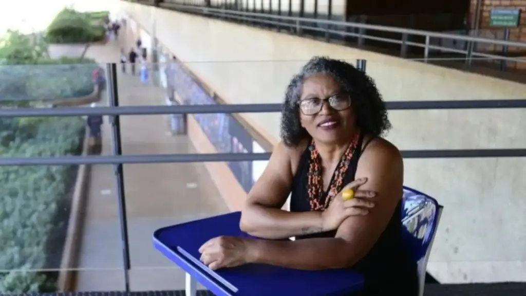 Ela começou a trabalhar como doméstica aos 11 anos, criou sozinha as três filhas, concluiu o ensino médio pela EJA, tentou o Enem quatro vezes e, aos 61, conquistou o 1º lugar no vestibular 60+ para Ciências Biológicas da Universidade de Brasília Ela começou a trabalhar como doméstica aos 11 anos, criou sozinha as três filhas, concluiu o ensino médio pela EJA, tentou o Enem quatro vezes e, aos 61, conquistou o 1º lugar no vestibular 60+ para Ciências Biológicas da Universidade de Brasília