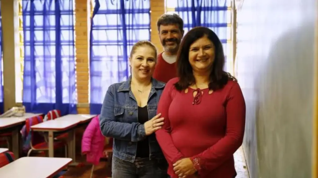 Funcionária da limpeza que havia abandonado os estudos antes de concluir o ensino fundamental voltou à sala de aula pela EJA, fez magistério, formou-se em História, passou em seis concursos e retornou como professora à mesma escola onde varria as salas em Porto Alegre