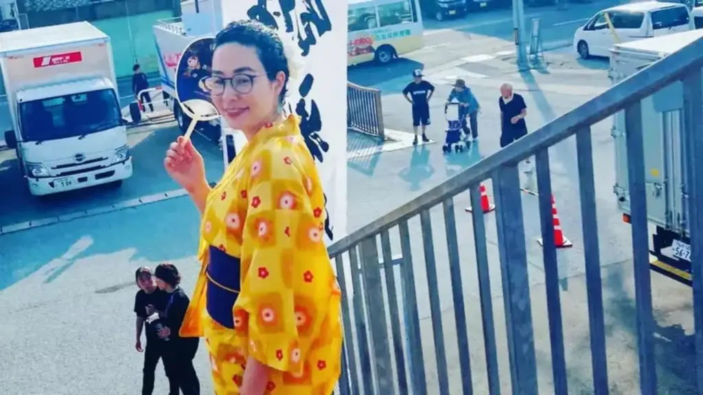 Brasileira que trocou o país pelo Japão encara turnos que começavam às 3 horas da madrugada, mas diz que a segurança de andar na rua sem medo e a qualidade de vida compensam, numa comunidade que ainda reúne 210 mil pessoas Brasileira que trocou o país pelo Japão encara turnos que começavam às 3 horas da madrugada, mas diz que a segurança de andar na rua sem medo e a qualidade de vida compensam, numa comunidade que ainda reúne 210 mil pessoas