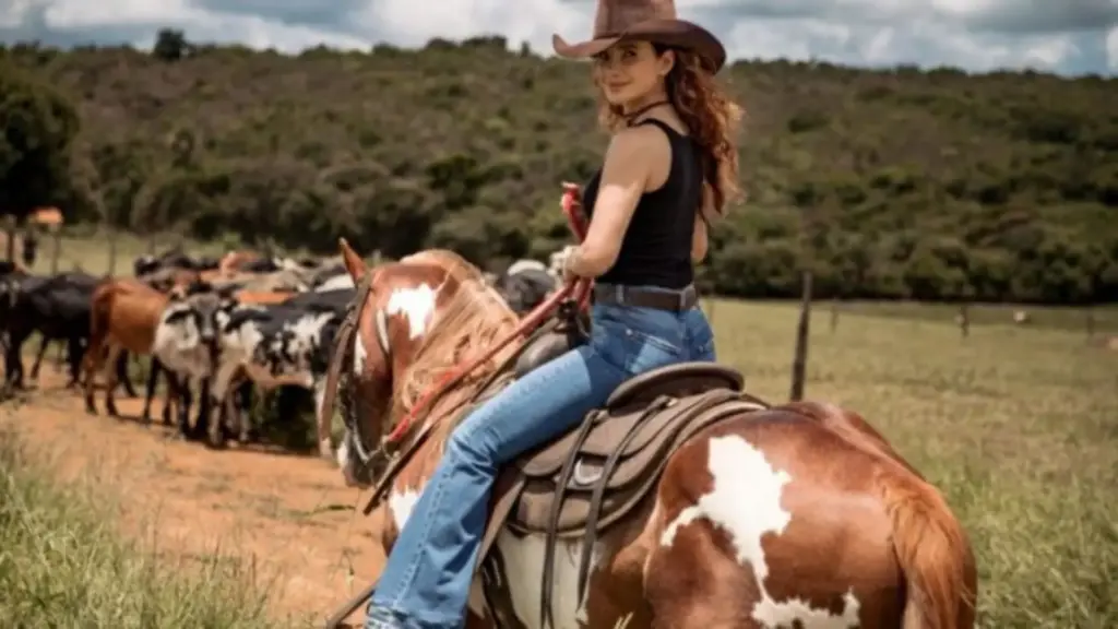 Considerada por muitos maior cantora do sertanejo, Paula Fernandes rompe com tradição aos 41 anos e transforma fazenda perto de Belo Horizonte em santuário com mata nativa, cavalos, cães resgatados e aves vivendo livremente