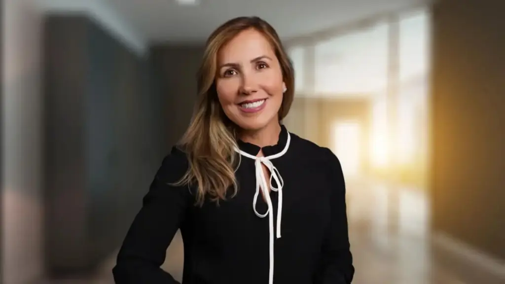 Brasileira deixa cargo de CEO no Brasil, muda-se para os Estados Unidos com dois filhos pequenos, abre empresa sem clientes, sai com um balde para fazer limpeza e, anos depois, transforma a operação em grupo com 4 empresas, cerca de 300 funcionários, atuação em 5 estados e clientes como Embraer, Bauducco e prefeituras americanas