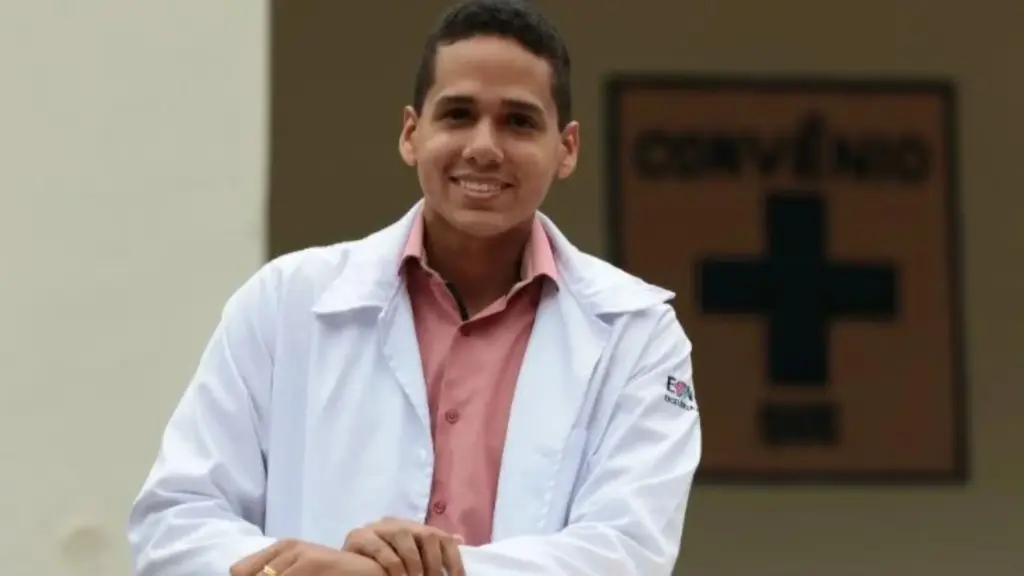 Aos 16 anos, filho de agricultor que chegou a passar fome em Pernambuco caminhava 40 minutos antes de pegar o ônibus para estudar, conquista o 1º lugar entre alunos de escola pública no vestibular de Medicina e, seis anos depois, se forma médico pela Universidade de Pernambuco