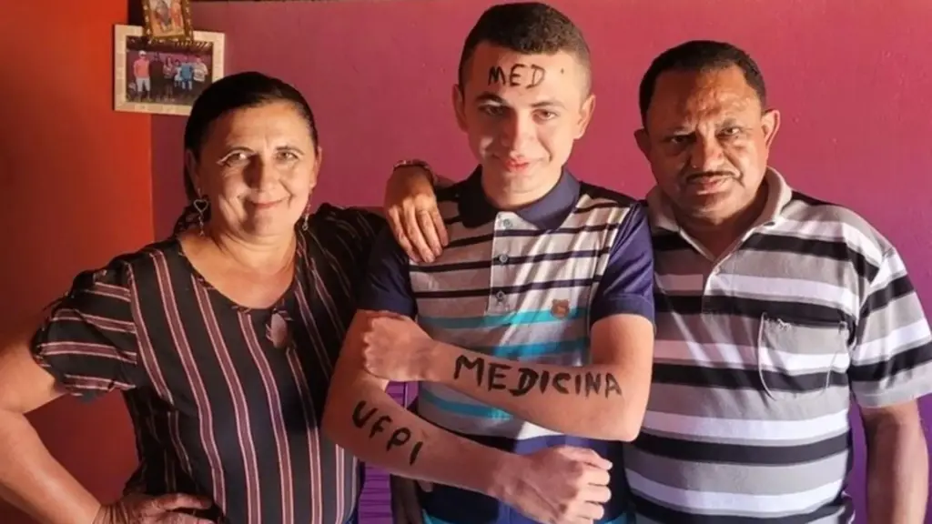 Filho de agricultores e sem internet em casa, jovem trabalha durante o dia em um mercadinho, estuda sozinho das 19h às 23h na casa do tio, não consegue pagar cursinho e conquista uma vaga em Medicina na Universidade Federal do Piauí