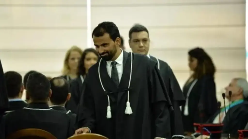 Ex-pedreiro interrompeu os estudos para ajudar a família, voltou à escola aos 24 anos pela EJA, tornou-se agente penitenciário, financiou Direito pelo Fies e chegou à magistratura aos 39 anos, dizendo que usaria o primeiro salário de juiz para quitar 22 parcelas atrasadas
