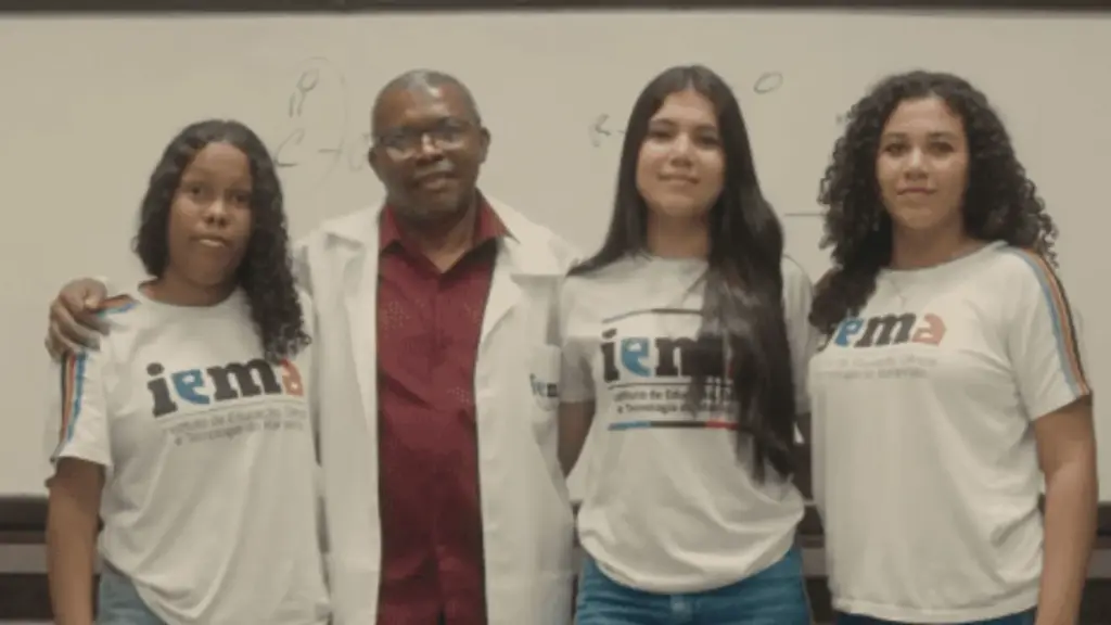 Auxiliar de serviços gerais que saiu da Baixada Maranhense para trabalhar na UFMA retomou os estudos com incentivo de professores, formou-se em Química, concluiu um doutorado e virou professor do IEMA, onde uma aluna medalhista de ouro fez questão de agradecê-lo