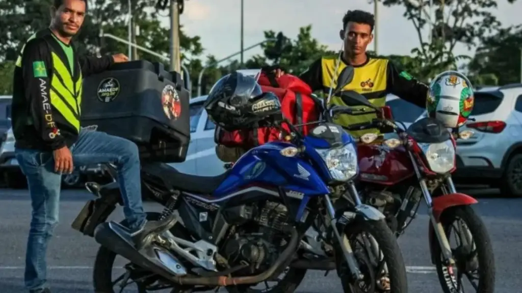 Após vinte minutos de espera debaixo de chuva, cliente enrola 20 minutos para buscar o próprio pedido, motoboy permanece no local, conclui a entrega e relata que o consumidor sequer agradeceu pelo atraso durante o trabalho feito por aplicativo