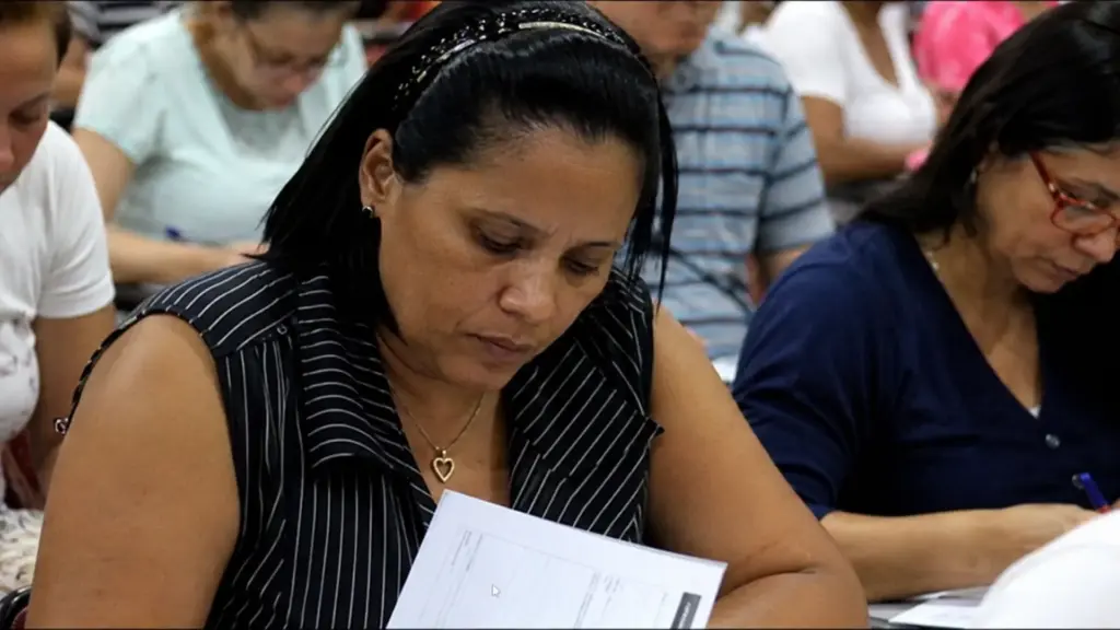 Depois de estudar só até a 4ª série e começar a trabalhar aos 13 anos, mulher conciliou creche, supletivo e faxina até 1h30, ganhou bolsa no cursinho onde limpava, passou em 1º lugar na PUC-Campinas e se formou em Pedagogia na Unicamp