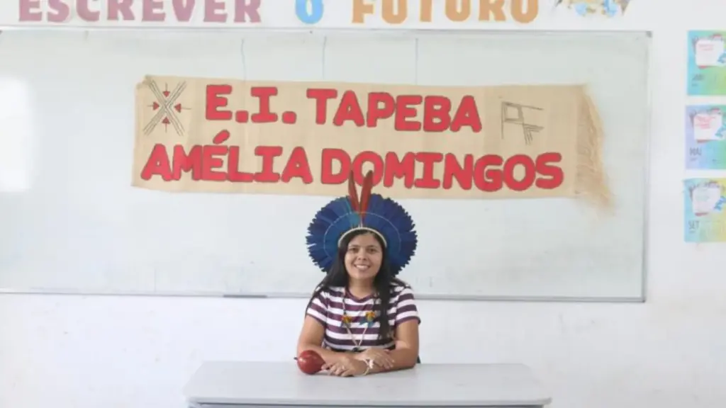 Merendeira indígena que concluiu o ensino médio aos 29 anos usou o próprio salário para pagar Pedagogia, formou-se e virou professora da mesma escola da comunidade Tapeba onde preparava a comida dos alunos, no Ceará