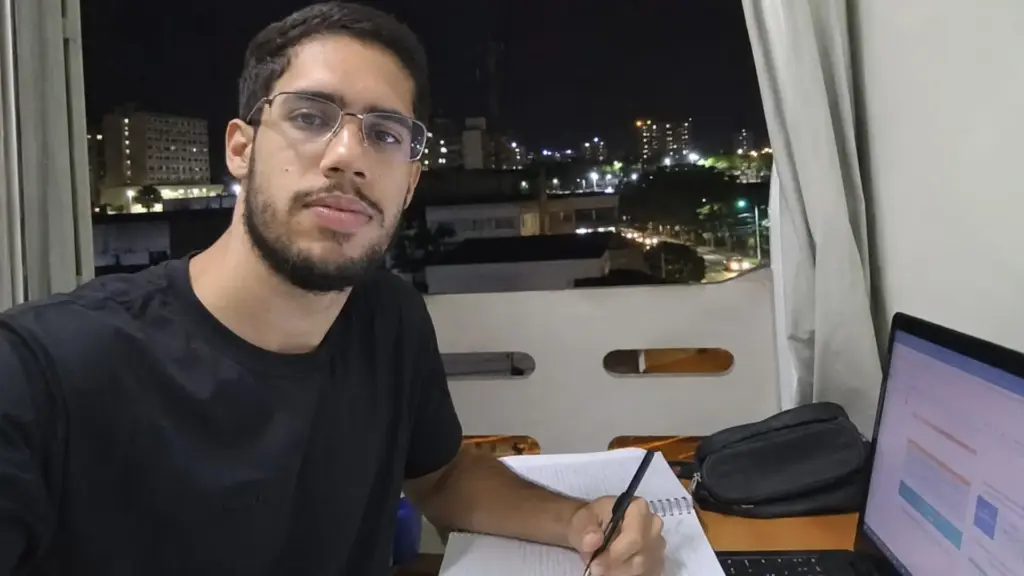 Aos 14 anos, baiano vendia picolé e cobrava dívidas para pagar as próprias despesas; aos 18 chegou a Brasília com apenas R$ 500, virou porteiro das 19h às 7h, estudava durante o dia e, aos 20, conquistou a aprovação para policial legislativo do Senado Federal