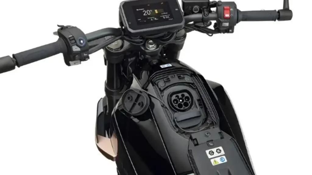 Adeus gasolina: Honda inova e surge com primeira moto elétrica full size da marca, que entrega 68 cv, 100 Nm, vai de 0 a 100 km/h em 4,6 segundos e alcança 140 km de autonomia
