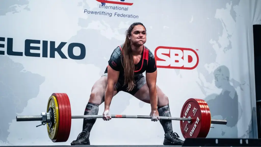 Adolescente que entrou no powerlifting por acaso e ergueu 107 kg após apenas dois meses de treino chega a 152,5 kg no Brasil, supera em 12,5 kg sua melhor marca documentada de 2025 e alcança o maior levantamento de sua carreira em quatro anos na modalidade