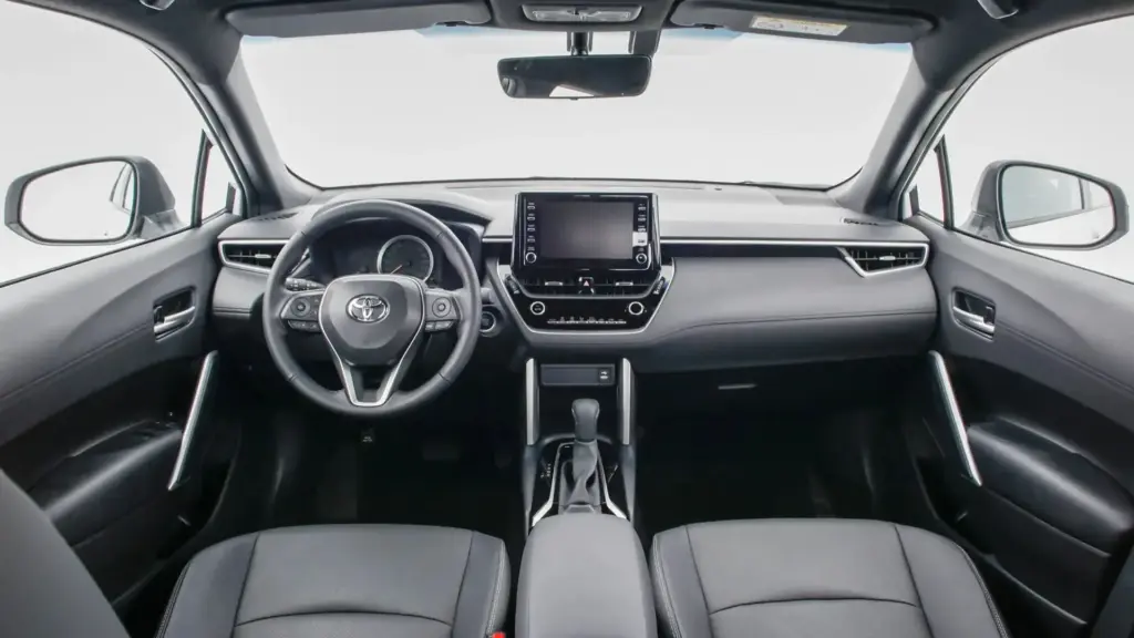 Carro da Toyota com motor 2.0 de 177 cv custa menos que muitos carros e ainda traz câmbio CVT, seis airbags, porta-malas de 440 litros e faz até 12,8 km/l na estrada. .