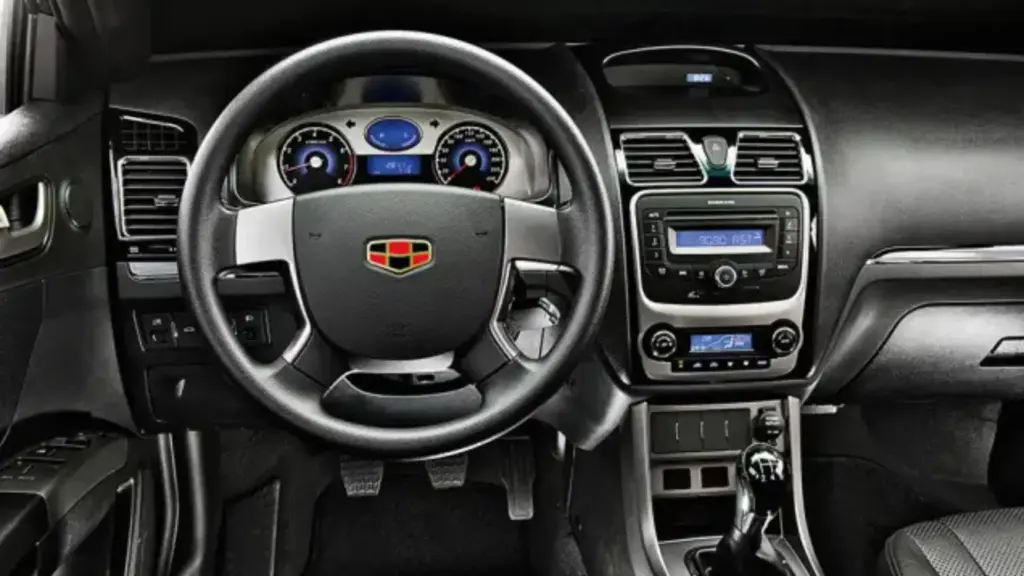 Custando menos que um Chevrolet Onix 0 km: com visual elegante, 670 litros de porta-malas, motor 1.8 a gasolina de 130 cv, câmbio manual e consumo de até 15,2 km/l, o Geely EC7 2014 entrega espaço, porte de sedã médio e equipamentos por cerca de R$ 27,4 mil
