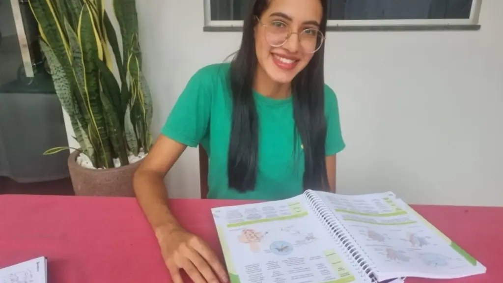 Filha de um pai desempregado que se vira como motorista de aplicativo e de uma revendedora de cosméticos, jovem de 19 anos estudou a vida inteira em escola pública, fez mais de 40 redações e estudou 10 horas por dia até alcançar a pontuação máxima e o primeiro lugar em Medicina na Unimontes pelas cotas