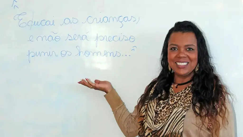 Faxineira que passou 10 anos varrendo as salas da escola onde estudou retomou o ensino médio após duas décadas, conquistou bolsa integral em Pedagogia, virou professora no mesmo prédio e, aos 49 anos, assumiu a cadeira de diretora em Juiz de Fora Faxineira que passou 10 anos varrendo as salas da escola onde estudou retomou o ensino médio após duas décadas, conquistou bolsa integral em Pedagogia, virou professora no mesmo prédio e, aos 49 anos, assumiu a cadeira de diretora em Juiz de Fora