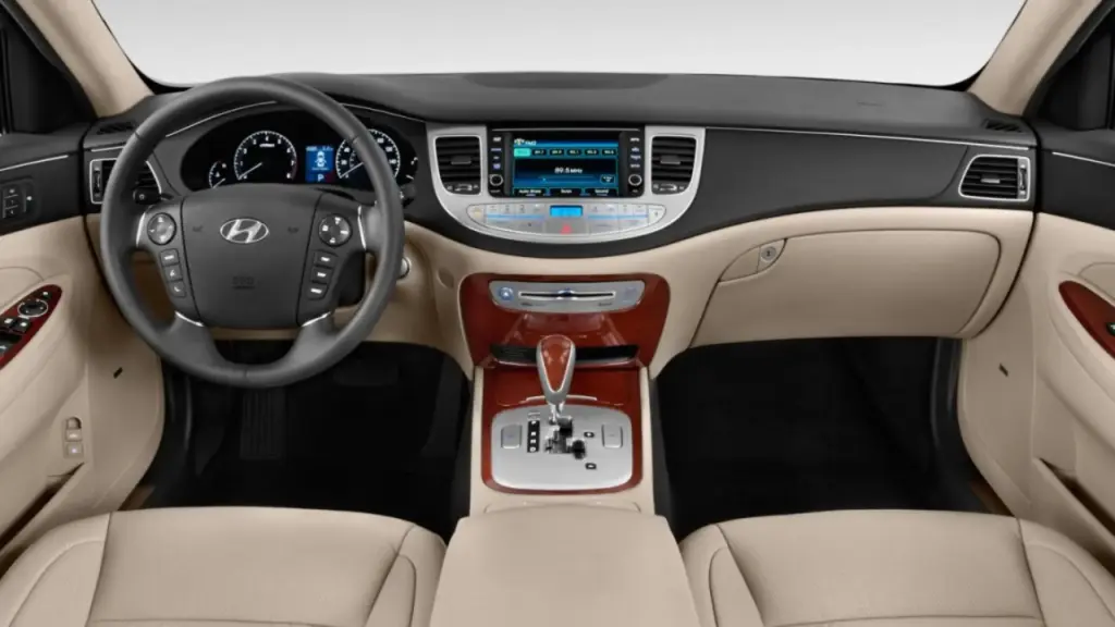 Custando praticamente o valor de um Renault Kwid 0 km: com quase 5 metros de comprimento, porta-malas de 450 litros, motor 3.8 V6 de 290 cv, câmbio automático de 8 marchas e tração traseira, o Hyundai Genesis 2013 surpreende pelo luxo, desempenho e custo-benefício