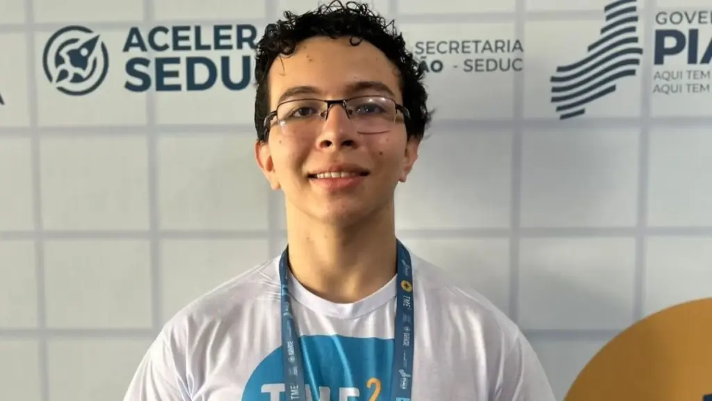 Filho de professora e lavador de carros do interior do Piauí, jovem de 18 anos transformava as horas vagas em estudo para olimpíadas, conquistou quatro ouros nacionais em matemática, física e ciências, ganhou intercâmbio nos Estados Unidos e foi aprovado em Medicina na Universidade Federal do Delta do Parnaíba