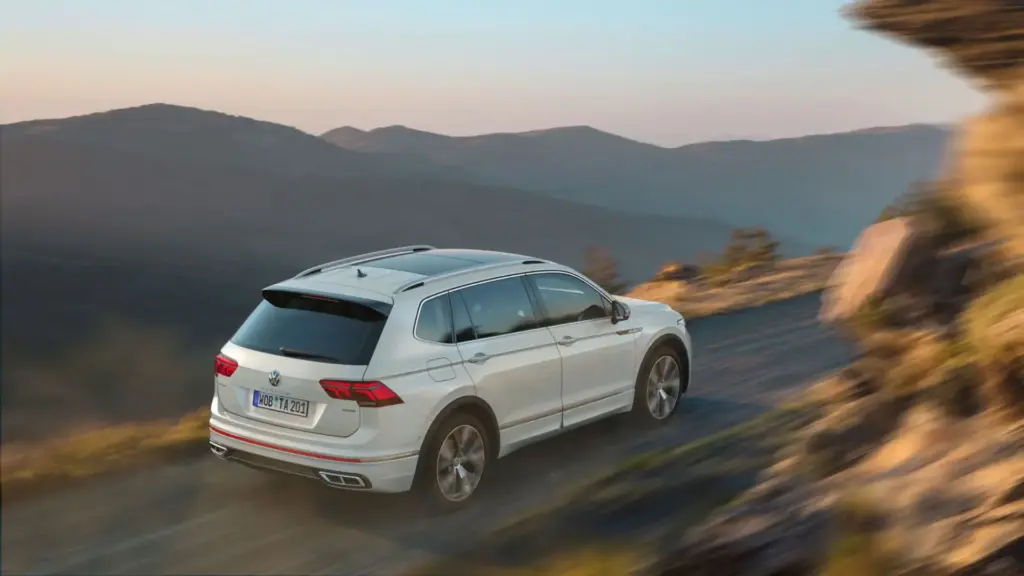 Custando quase o valor de um Renault Kardian 0 km: com 7 lugares, porta-malas de 686 litros, motor 1.4 turbo de 150 cv, câmbio DSG de 6 marchas, seis airbags e ar-condicionado de 3 zonas, o Volkswagen Tiguan Allspace Comfortline 2020 surpreende pelo espaço e custo-benefício Custando quase o valor de um Renault Kardian 0 km: com 7 lugares, porta-malas de 686 litros, motor 1.4 turbo de 150 cv, câmbio DSG de 6 marchas, seis airbags e ar-condicionado de 3 zonas, o Volkswagen Tiguan Allspace Comfortline 2020 surpreende pelo espaço e custo-benefício