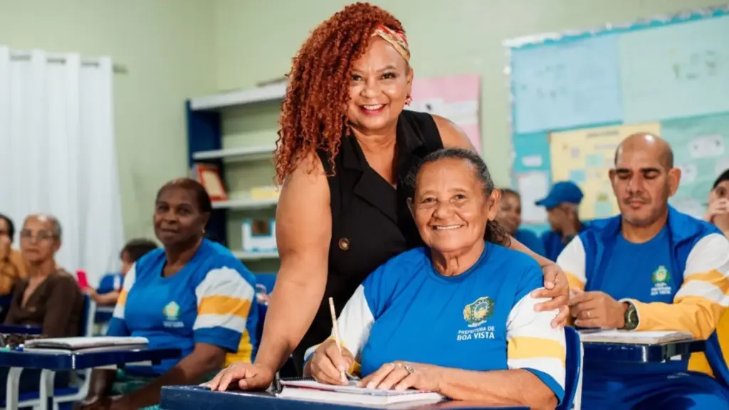 Mãe passou 48 anos trabalhando como vendedora, criou os filhos sem ter sido alfabetizada, viu a filha se tornar professora e agora voltou à escola pela EJA aos 74 anos, onde chegou a ser aluna da própria filha e aprendeu a escrever o próprio nome Mãe passou 48 anos trabalhando como vendedora, criou os filhos sem ter sido alfabetizada, viu a filha se tornar professora e agora voltou à escola pela EJA aos 74 anos, onde chegou a ser aluna da própria filha e aprendeu a escrever o próprio nome