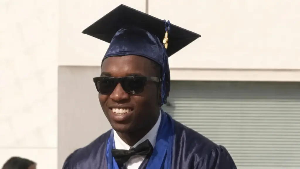 Depois de ficar sem casa ainda adolescente nos Estados Unidos, estudante dorme em bancos de parque, faz o dever em uma estação de transporte, termina o ensino médio como segundo melhor da turma, é aceito em Harvard, Yale e Princeton e conquista bolsa para bancar a graduação