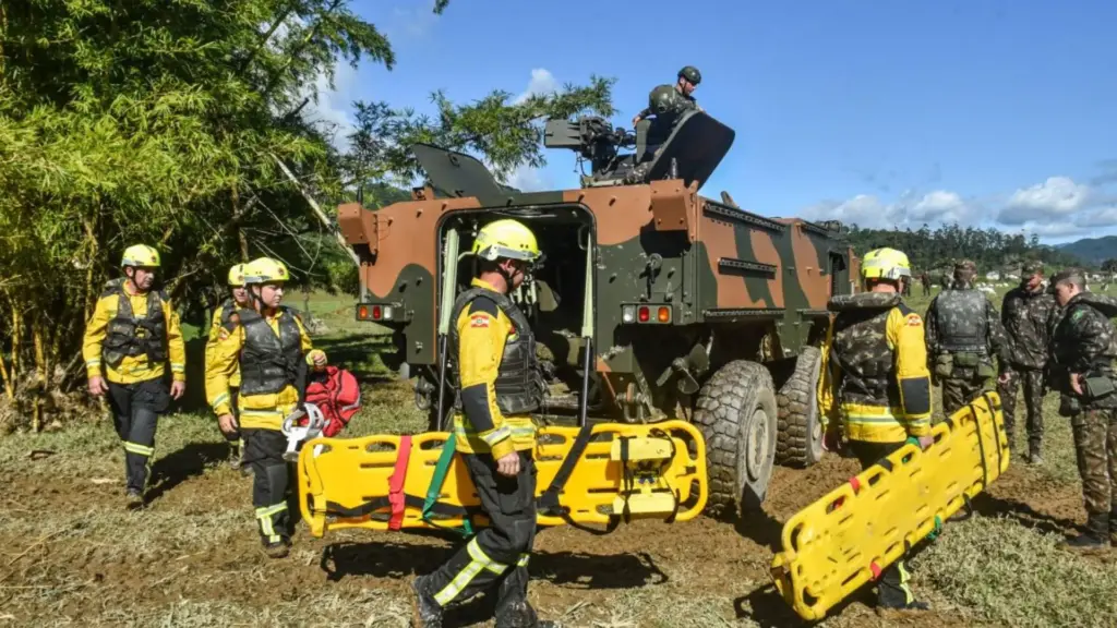 Cerca de 400 militares se reúnem para enfrentar desastres que não existem, mas o treinamento brasileiro simula evacuações, resgates e gestão de abrigos exigidos quando grandes crises climáticas se tornam reais Cerca de 400 militares se reúnem para enfrentar desastres que não existem, mas o treinamento brasileiro simula evacuações, resgates e gestão de abrigos exigidos quando grandes crises climáticas se tornam reais