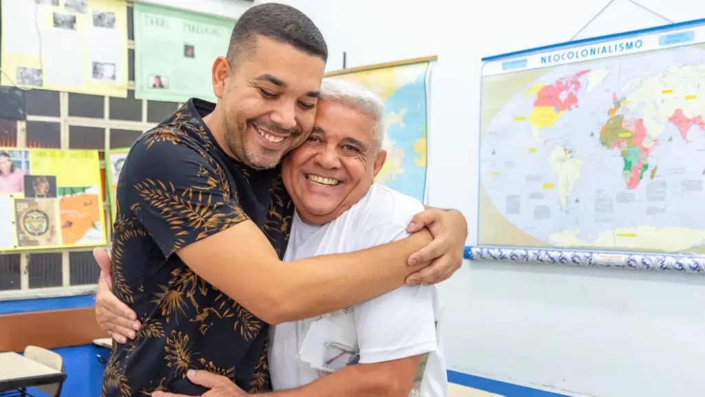 Pai deixou a escola aos 14 anos para trabalhar numa metalúrgica, criou dois filhos e garantiu a eles as oportunidades que nunca teve; quase 50 anos depois, voltou à EJA aos 63, onde o próprio filho, formado em História, seria um de seus professores no Rio de Janeiro