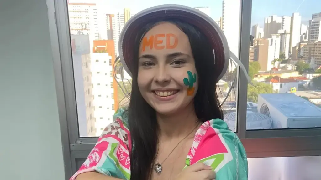 Filha de dona de casa e aplicador de insulfilm, jovem de 17 anos acordava às 5h, estudava em três turnos e convivia com uma doença rara até conquistar Medicina na Ufal e se tornar a primeira aluna da escola aprovada no curso