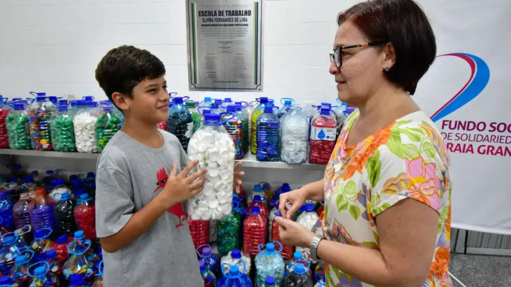 Garoto de 12 anos passa fins de semana separando tampinhas, chega a mais de mil galões doados e transforma lixo em cadeiras de rodas para quem precisa
